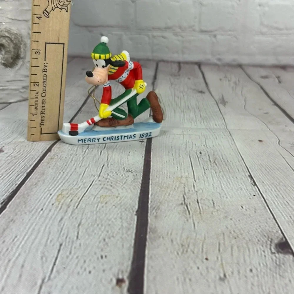 Vintage grolier disney 1992 goofy playing ice hockey annual christmas